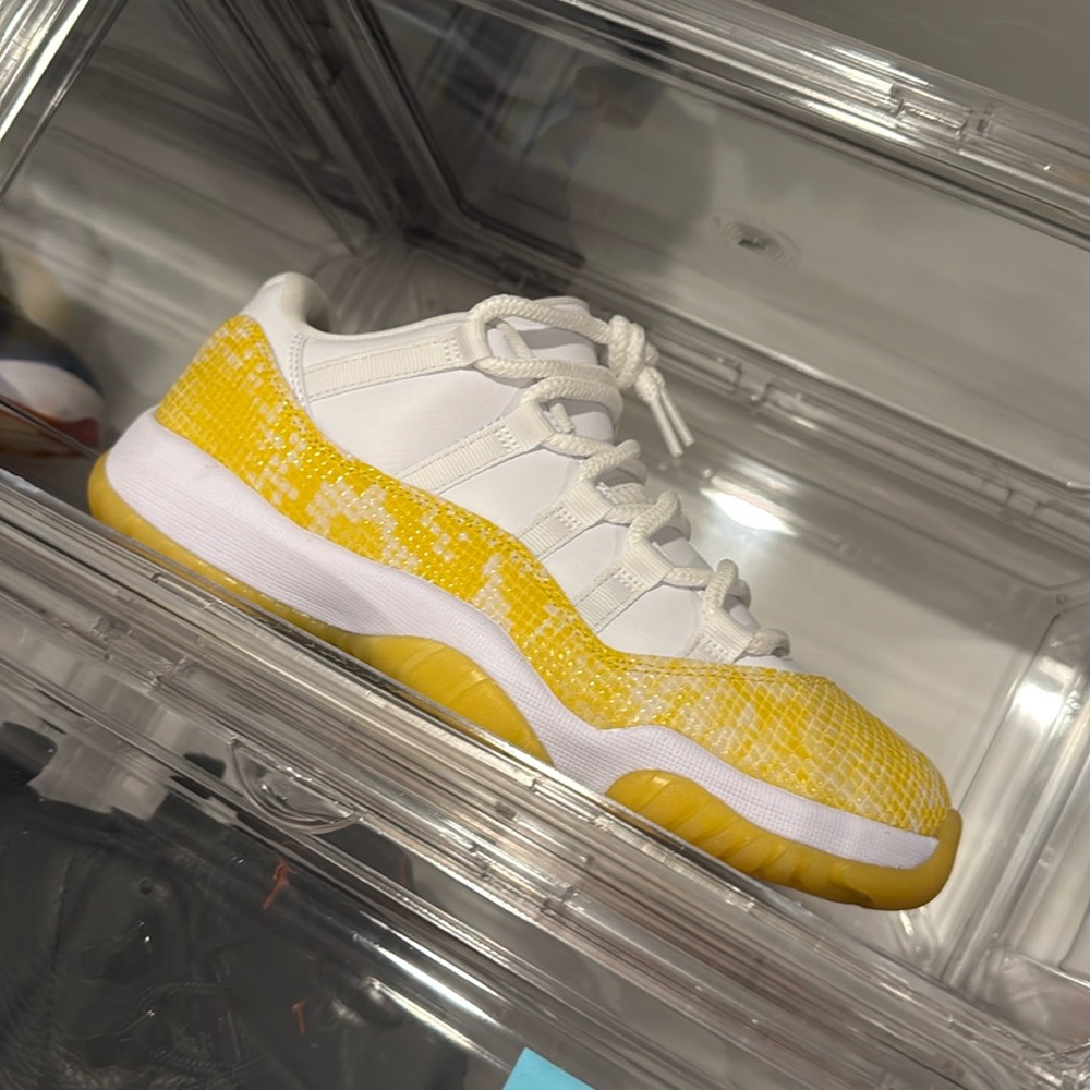 AIR JORDAN 11